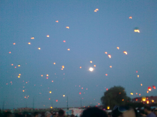 Tysiące lampionów zawieszonych w bezkresie nieba. #ludzie #NocKupały2013 #poznań