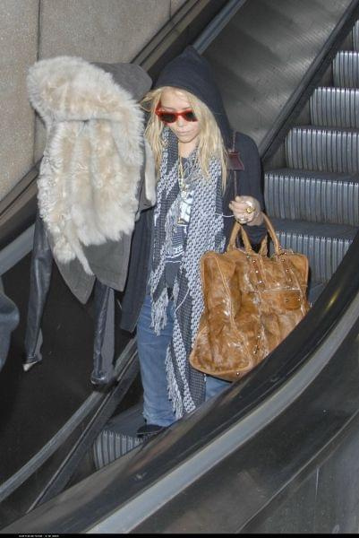 MK arrives from New York into Los Angeles airport-paparazzi listopad 2007