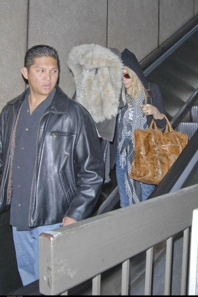 MK arrives from New York into Los Angeles airport-paparazzi listopad 2007