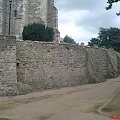 Widok na na mur kościoła przy którym ulokowany jest ten poniższy cmentarz. Kościół i twierdza w jednym :) #Widoki #krajobrazy #zabytki #Anglia #Maidstone