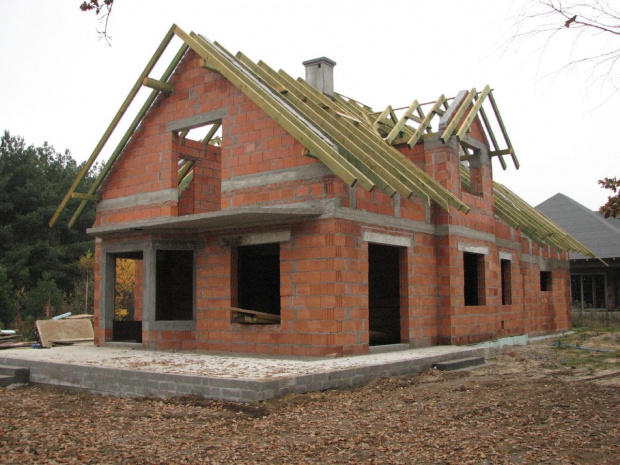 Elewacja ogrodowa po ułożeniu więźby dachowej