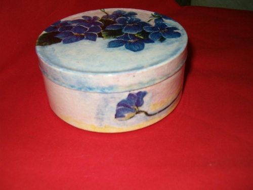 Matalowe pudełko malowane farbami akrylowymi i ozdabiane techniką decoupage