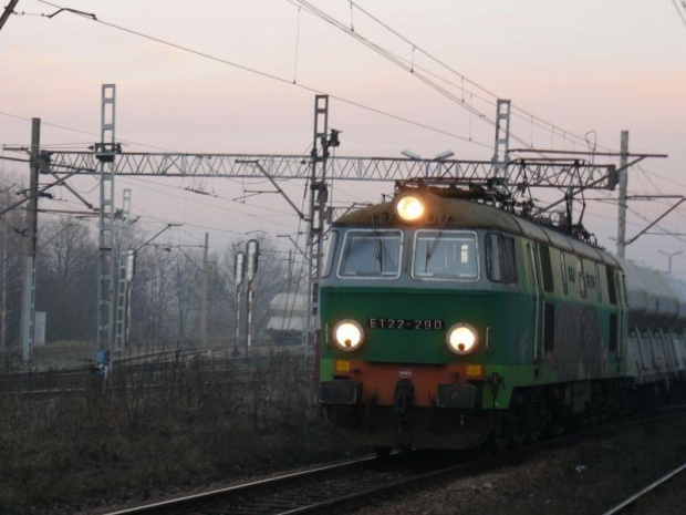 ET22-290 z wagonami Uacs do przewozu cementu przejeżdża przez stację Ruda Kochłowice i zmierza w kierunku Bielszowic.
(Data wykonania: 08.12.2007)