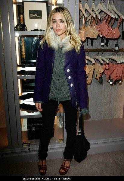 Ashley at the Kiki De Montparnasse store opening-events grudzień 2007