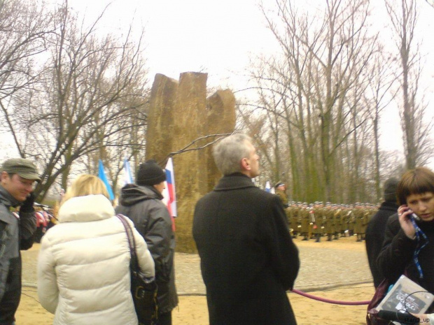 ,POLAKOM, ŻYDOM I JEŃCOM SOWIECKIM OFIAROM NAZISTOWSKIEGO TERRORU WIĘZIONYM I ZAMĘCZONYM W LATACH 1940-45 W NIEMIECKICH OBOZACH PRACY PRZYMUSOWEJ W MAŁSZYCACH I KAPITULE. #ŁowiczPomnikK550i