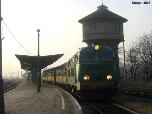 22.12.2007 SU45-240 z pociągiem pośpieszny Kopernik do Warszawy Wsch stoi gotowy do odjazdu