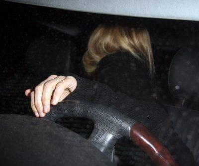 Ashley leaving Neil George Hair Salon-paparazzi grudzień 2007