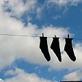 #pranie #ubranie #ciuchy #skarpety #niebo #trzy #suszenie #chmury #sznur
