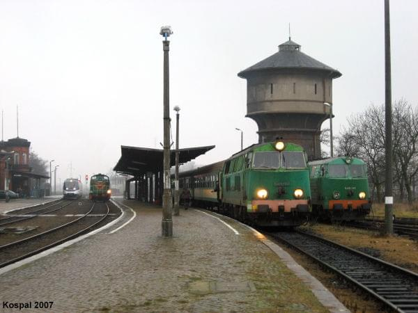 24.12.2007 Od strony wieży spotkanie : SU45-240,SU45-097, SM42-XXX, pociąg NEB.