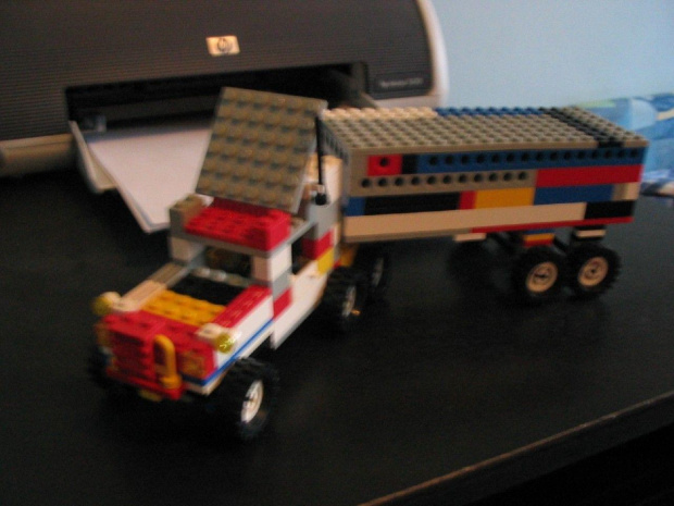 Modelik MACK'a z CONVOY'u z klocków LEGO