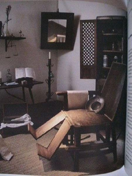 Tenże pokój należał do ojca jego.Bardzo ciekawy i oryginalny fotel , nieprawdaż ?