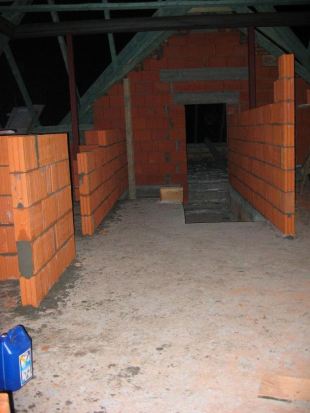 korytarz i na końcu klatka schodowa na poddaszu